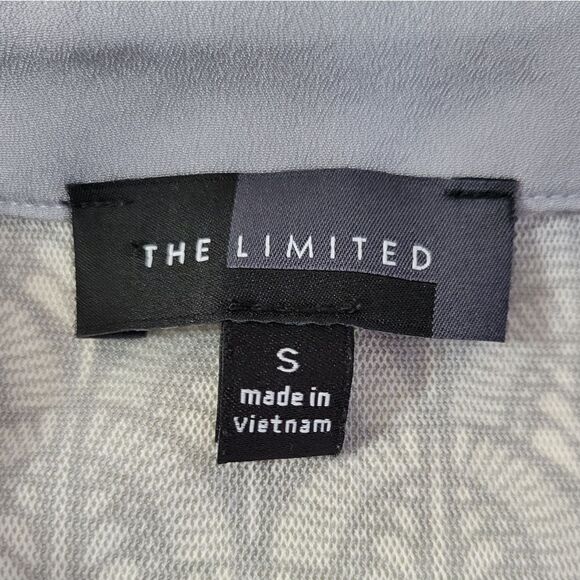 Limited Semi-Sheer Gray Print V-neck 3/4 Sleeve Pullover Blouse - Picture 2 of 12